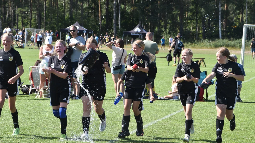 Glädje. Vimmerbys ena F12-lag gör vågen framför föräldrar och åskådare efter segermatchen mot Rimforsa. 