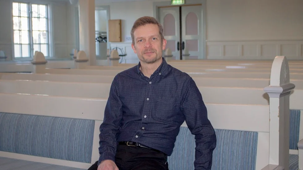 Jag är taggad och inspirerad för en ny utmaning i livet. Församlingen är förstående över att jag vill ta det här steget, säger Adam Harknäs, som till sommaren slutar som pastor i Ekbackskyrkan i Vingåker.