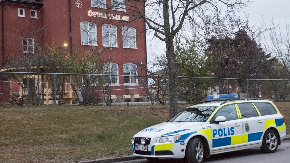 I våras blev en man skjuten till döds i Katrineholm. De som nu sitter häktade, misstänkta för inblandning i mordet, ingår enligt polisen i ett kriminellt gäng.