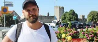 Här är han, politikern som drog: "Jag trivs så jäkla bra här" • Regell bygger från början, igen
