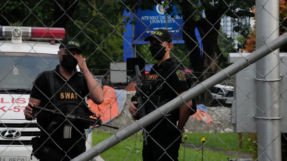 Polisen säkrar området kring Ateneo de Manila University efter att en person skjutit tre personer, bland dem en lokalpolitiker från staden Lamitan.