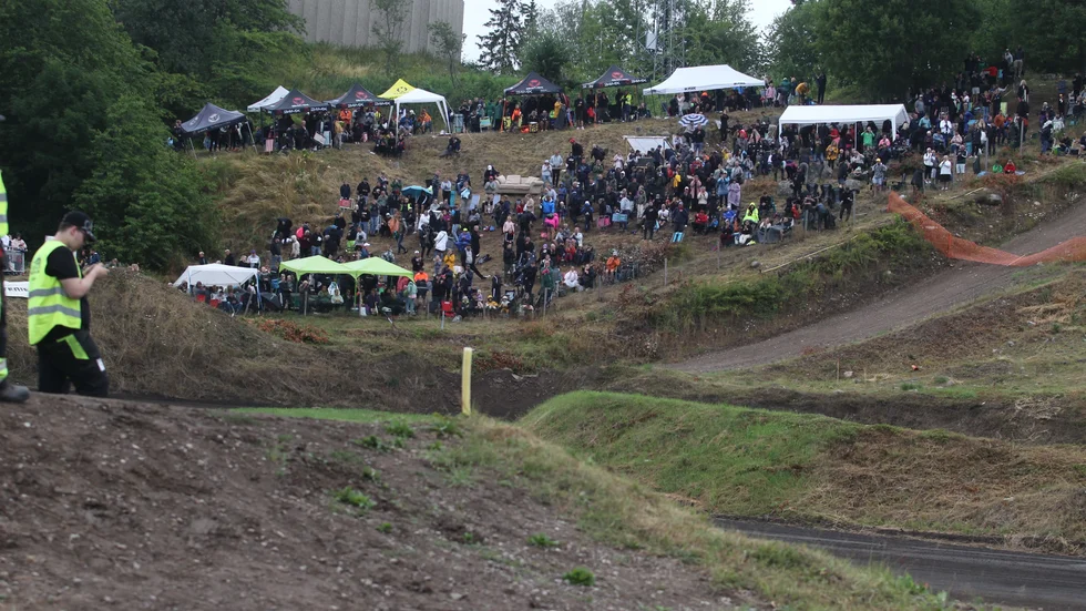 Publiken var stor när finalen skulle avgöras då över 5000 personer fanns på plats. Här är strax efter att segraren Tobias Svärd gått i mål.