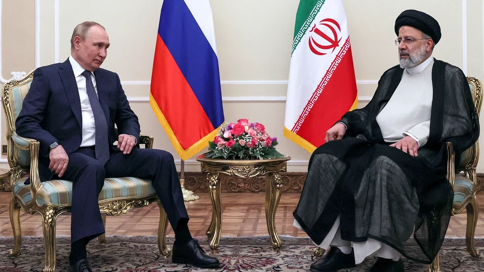 Rysslands president Vladimir Putin och Irans president Ebrahim Raisi i Saadabadpalatset i Teheran.