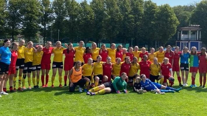 MAI:s F16-lag och tyska Eimsbütteler på ett gemensamt lagfoto efter matchen.