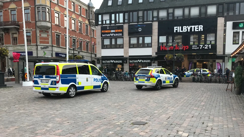 Flera polispatruller ryckte ut efter larmet från Hemköp Lucullus i Filbyterhuset och det blev ett omfattande pådrag.