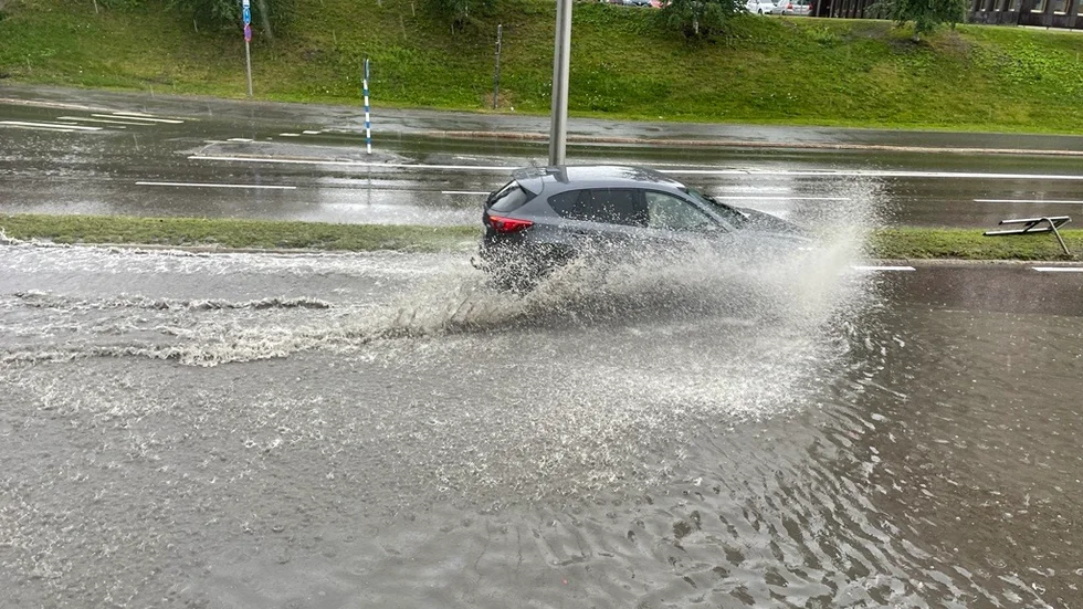 Vatten begränsade framkomligheten i södergående körriktning på E4 i centrala Skellefteå.