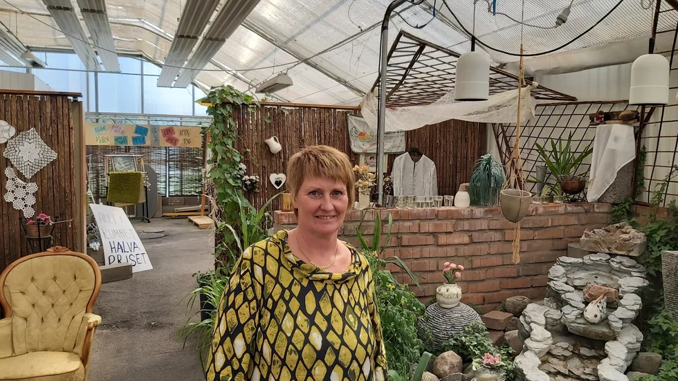 Marita Landberg i uterummet i secondhand-butiken Slottskistan. Lokalerna kommer i höst att tas över av grannbutiken Tidlöst.