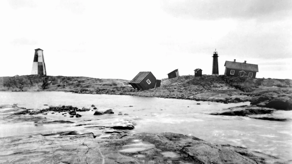 Förödelsen efter Kläppenstormen 1890. Bostadshuset fastnade i en bergsskreva och uthus försvann till havs. I helgen firas fyrarna runt om i landet, i samband med Internationella fyrdagarna, men detta år blir det inget arrangemang på Storkläppen. Inte heller på Spårö.