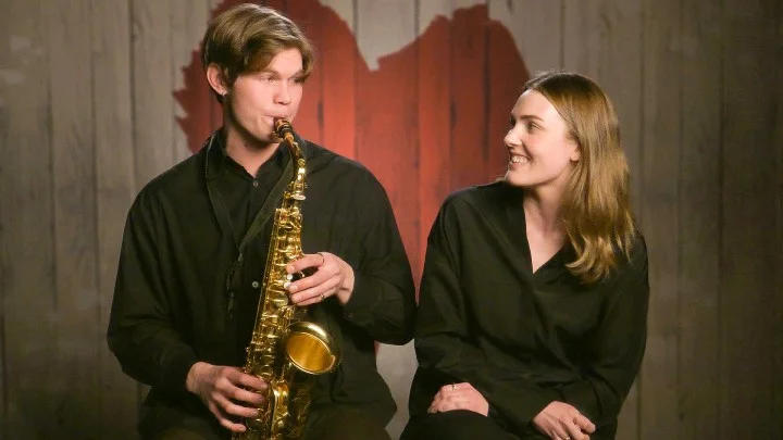 Axel Lundström tillsammans med sin dejt Johanna. Programmet "Första Dejten" sänds på SVT och går ut på att två singlar går på en första dejt ihop. Innan har deltagarna varit med om intervjuer för att ta reda på hur de är som personer och vad de söker i en framtida partner, för att “matchen” ska bli så bra som möjligt. 