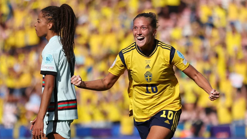 Svenskt jubel i Leigh. Filippa Angeldahl inledde målskyttet med dubbla fullträffar när Portugal krossades i EM-fotbollen.