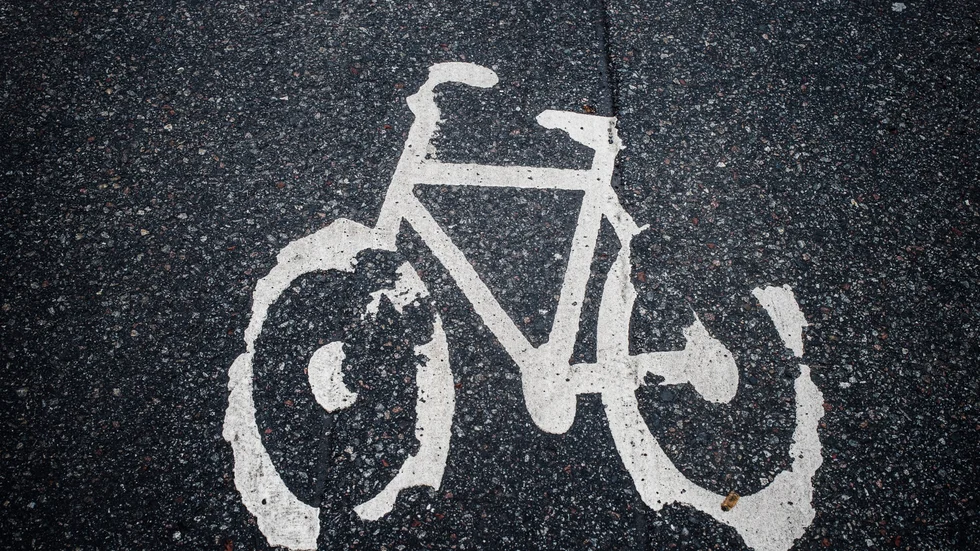 29-åringen är på sannolika skäl misstänkt för rån efter att ha tilltvingat sig en cykel från ett äldre par.