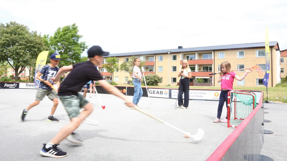 Vid Tjelvarskolan har Visby IBK satt upp en spelplan med sarg.