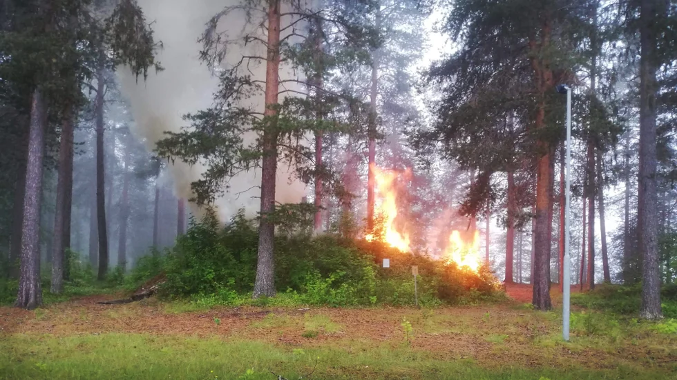 Brand i utställningskåta i Vuollerim under natten.