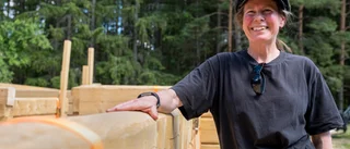 Pia bygger en 1600-talsby i skogen – med virke från träd som drabbats av granbarkborre: "Hur starkt som helst"