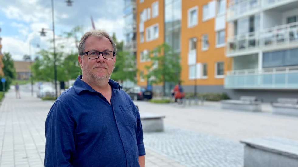 Tony Rosendahl tycker att majoriteten prioriterar fel saker. "Det är för mycket bling-bling och för lite innehåll i politiken ibland. Det byggs guldhus, bandyhallar och lyxrestauranger samtidigt som hemtjänsten har minutstyrning och inte hinner gå på toa för att de är för underbemannade".