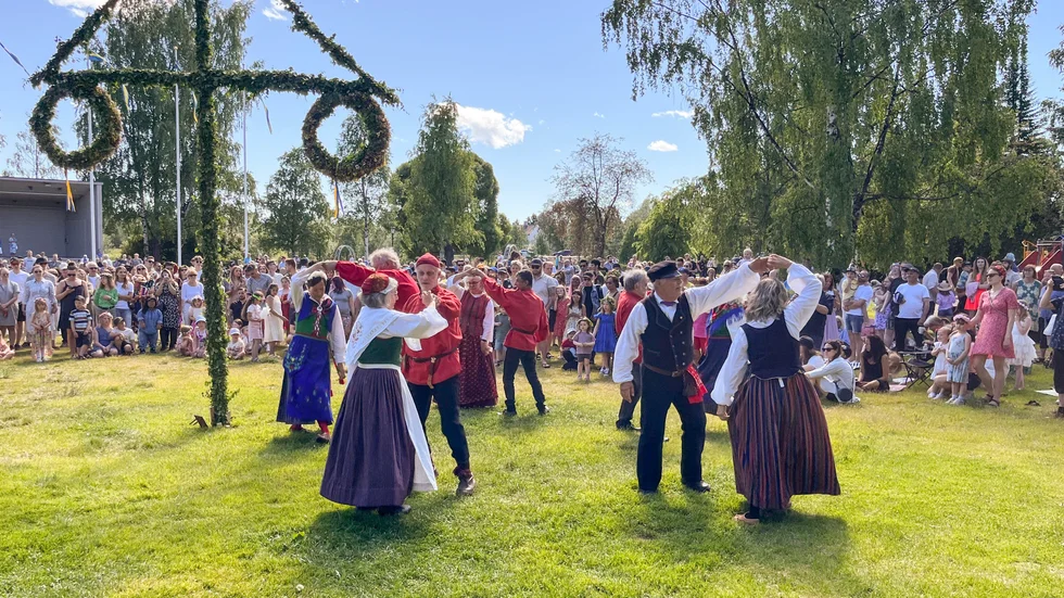 Visst är det roligt när det är lite livat i Badhusparken, som på Midsommar? Berit Ölund och Östen Bergglund har några idéer om hur det kan anordnas allsång nästa sommar. (Arkivbild)