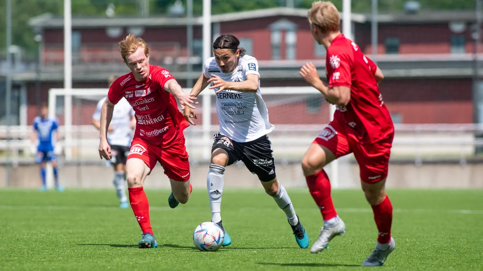 Adam Bark och Motala AIF var det spelmässigt bättre laget i den första halvleken mot Piteå. Men hål på gästerna fick de inte och i andra halvleken föll Maif igenom och förlorade med 3-0. 