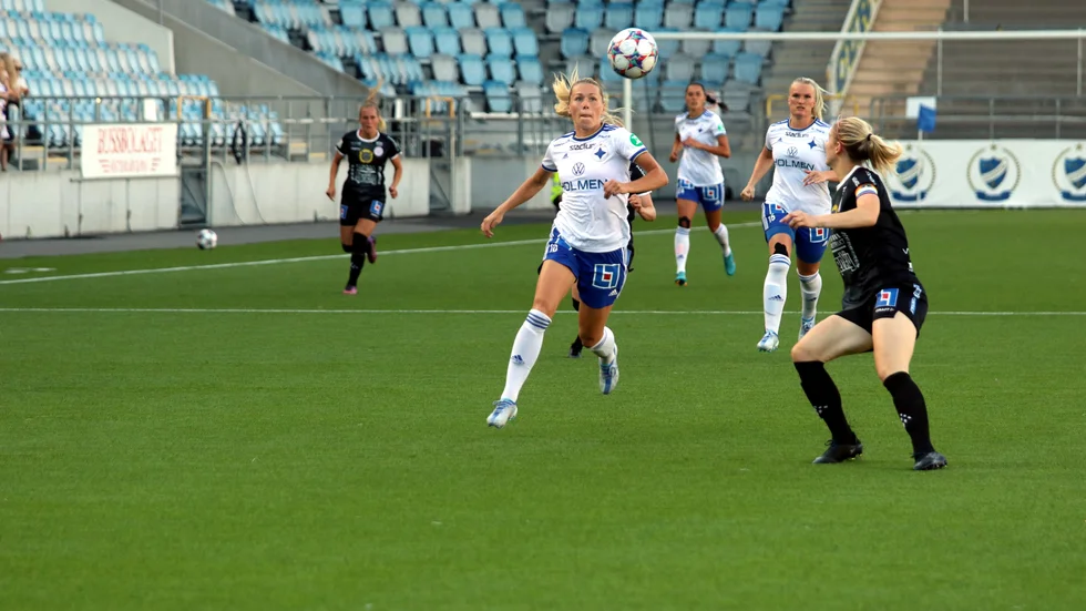 Mimmi Asperot stred tappert.