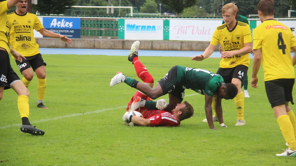 Geraud Hassane Djotodia i ett bra läge framför Gusk-målet vid mötet med ESK på Enavallen förra året. Då vann lagen varsin match. Blir de största utmanarna i toppen i år. Nu startar det. GUSK fick 1-1 mot BKV Norrtälje i går. ESK inleder mot Märsta IK idag.