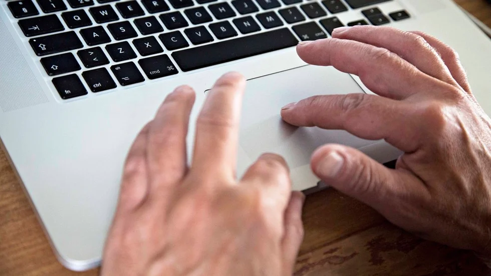 Äldres möjligheter att använda digital teknik för att ta del av samhällslivet ska säkerställas på samtliga äldreboenden i Eskilstuna.
