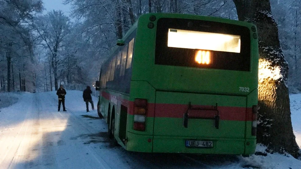 Buss 414 halkade under morgonen av vägen mellan Äs och Äsköping.