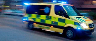 Ambulans på uttryckning krockade med träd