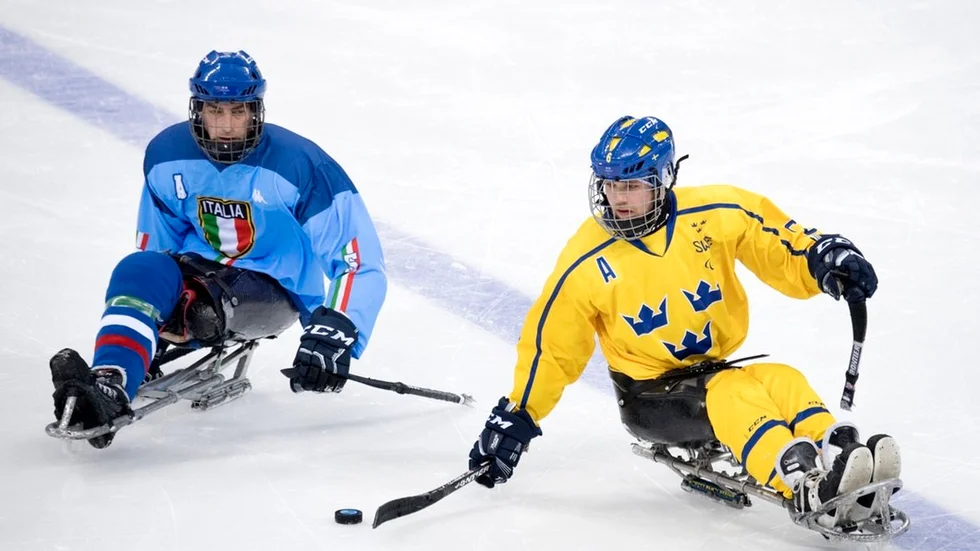 Sveriges Peter Nilsson i kamp mot Italiens Florian Planker under vinter-Paralympics i Pyeongchang i Sydkorea förra veckan. På lördag spelar Peter Nilsson (bilden) och Robin Meng rullstolsinnebandy för Eskilstuna när SM-veckan avgörs. Foto: Jessica Gow / TT