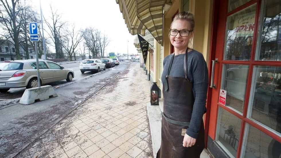 Jessica Wallqvist, butiksägare på Bönornas Deli & Café i Nyköping, ser fram emot det nya Teatertorget. Det kommer öppna upp för satsningar, förklarar hon – något som hon hittills tvingats vänta med.