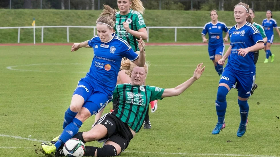 Lisa Moberg fälls och Värmbol får straff i första halvleken mot Stuvsta. En straff som dock inte togs tillvara, men i andra halvleken kom ändå DFK:s segermål. Till höger ses Ebba Sjögren.