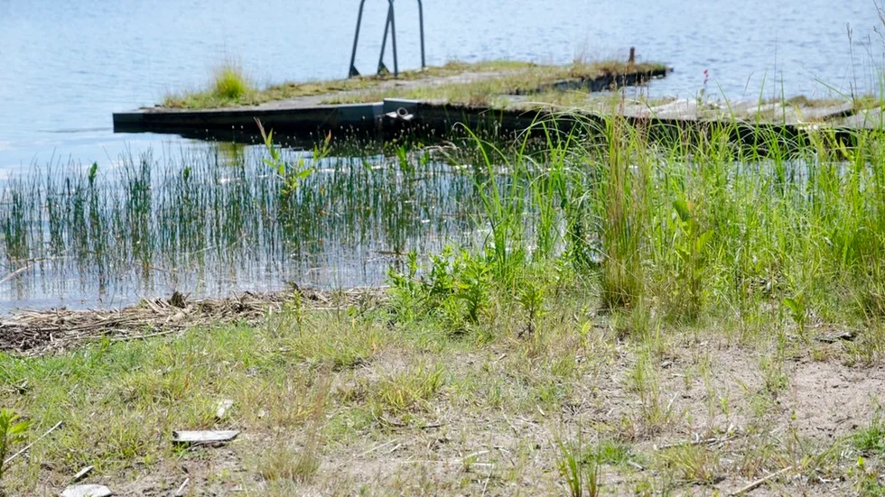 Badplatsens flytbrygga vid Solbacka är snart ett minne blott och inget man rekommenderar någon att beträda.