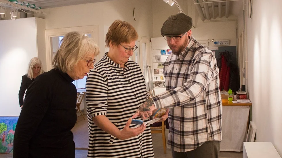 Clara Waller, Marie-Louise Hegewald och galleristen Pontus Hammar hängde julutställningen i Kikks galleri Konstmagasinet på fredagen. I bakgrunden ses Gun Haglund.