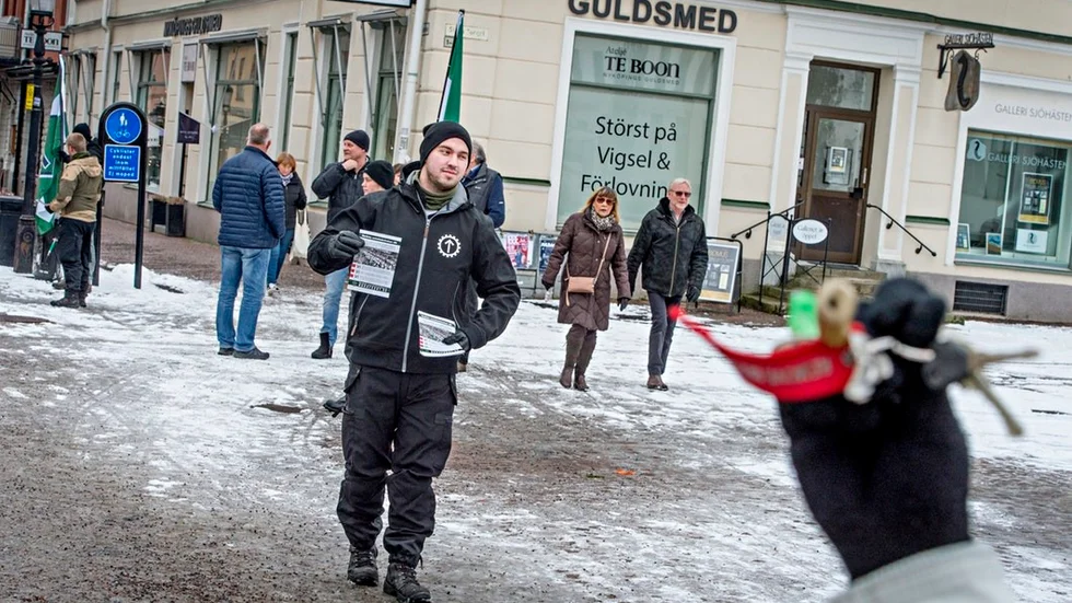 När Nyckelskramlarna firade tio år på Stora torget i Nyköping i februari dök Nordiska motståndsrörelsen, NMR, upp för att dela ut flygblad. I april rapporterade SN att nazisterna klottrade ner stora delar av Nyköping med hakkors och illustrationer av Adolf Hitler, i samband med årsdagen av massmördarens födelsedag.