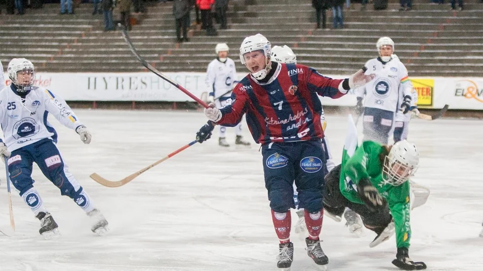 Tremålsskytten Niklas Eriksson drog på sig en lårkaka och utgick i andra halvlek när KVBS vann med klara 12–1 mot Wadköping. Arkivfoto