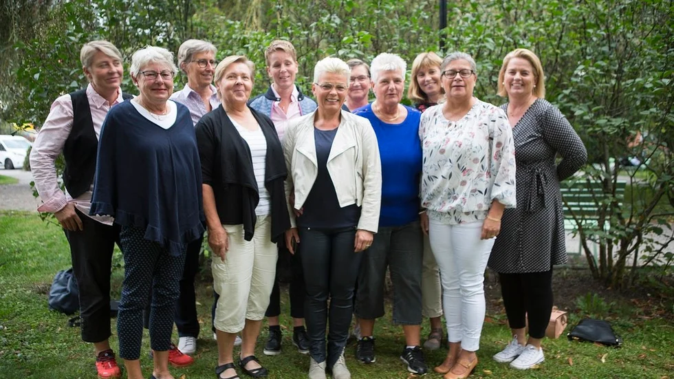 Bakre raden, fr. vänster: Laila Eklöf, Gun Blomgren, Anneli Kjellgren, Monica Idström, Ann Claesson och Åsa Plantin.  Främre raden, fr. vänster: Ulla Eriksson, Tuula Sutinen, Britt Fredriksson, Cina Fasth och Helena Lindén. Kristina Krig och Berit Wahlberg-Öjdahl saknas.  FOTO: HILDA DJUPENSTRÖM