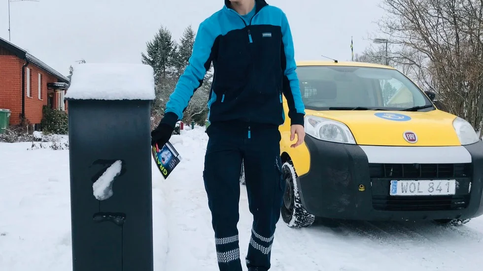 Ishalkan på vägar och trottoarer skapar en besvärlig arbetsmiljö för brevbärarna. Anton Jonsson, som delar ut post i Skogstorp, har varit nära att ramla omkull flera gånger. Nu vädjar Postnord att alla visar extra hänsyn och gör sitt bästa för att underlätta för brevbärarna.
