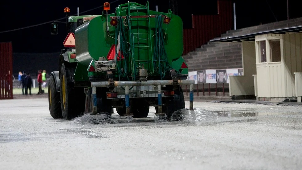 Med 20 grader dagtid är det ingen idé att börja spola upp isen på Backavallen. Foto: Roger Culmsee