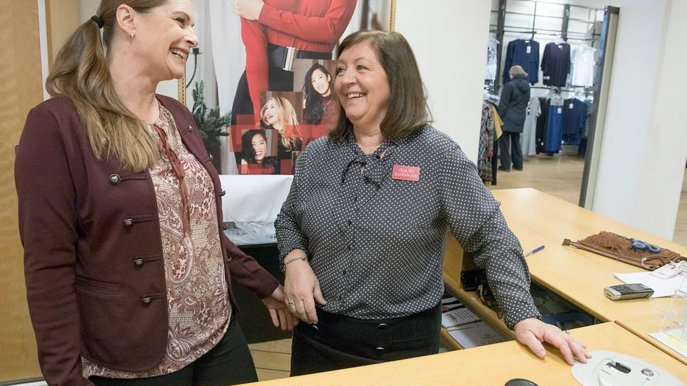 Victoria Bilby, butiksansvarig och Monica Söderberg strålade av glädje när beskedet om vem som är den nya ägaren till butiken blev