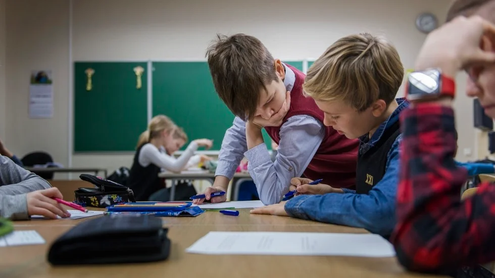 Socialdemokraterna Eneroth och Karlsson skriver alla ska ha rätt till samma utbildning oavsett var man bor. Foto: Stina Stjernkvist. TT.