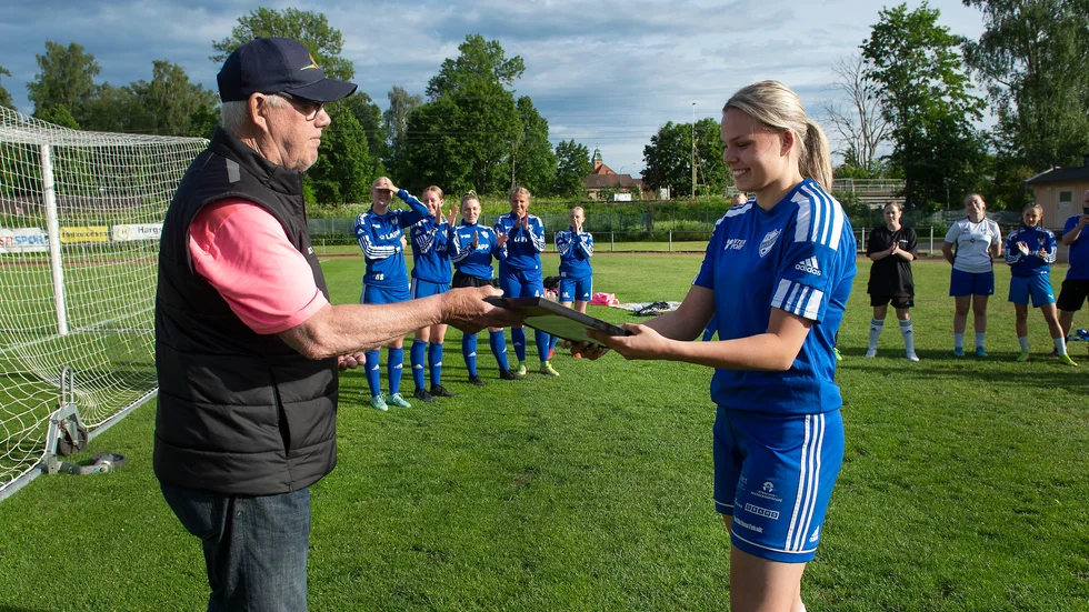 Ella Asplund, IFK Nyköping får ta emot stipendiet av Caj Hjelm.