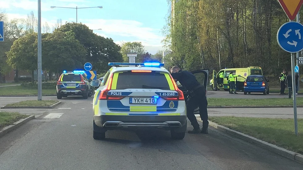 Polisen på plats sedan en olycka inträffat i rondellen vid Stenkvistavägen-Vasavägen på tisdagsmorgonen.