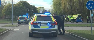 Två bilar krockade i rondell