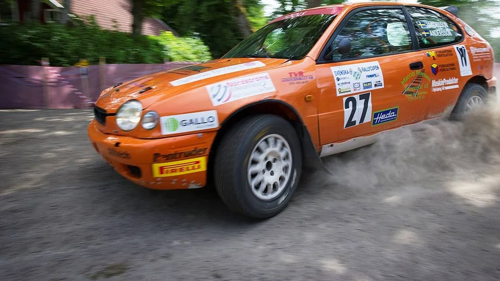 Hampus Jakobsson kör bland annat med broder Pontus förra bil, en Toyota Corolla. Den tog han på sprinttävlingen i Eskilstuna.