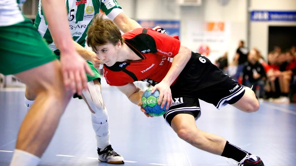 Mittnian Marcus Ekman som är skadad för tillfället är med och hjälper till på bänken när Guifs ordinarie tränare Janne Ekman är bortrest med damlandslaget.