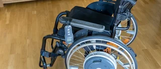 Boende sparkade personal i ansiktet