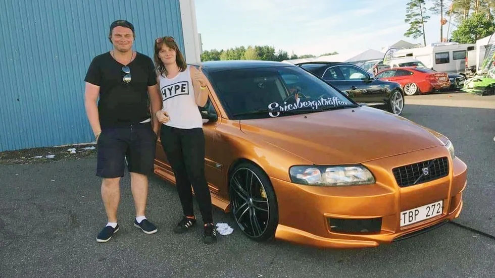 Pontus Andersson och Ida Edberg ingår i arrangörsteamet som ligger bakom Ericsbergsträffen. Ida ställer även ut sin Volvo S60 (bilden) som hon kallar för ”Pearlstar”. FOTO: PRIVAT