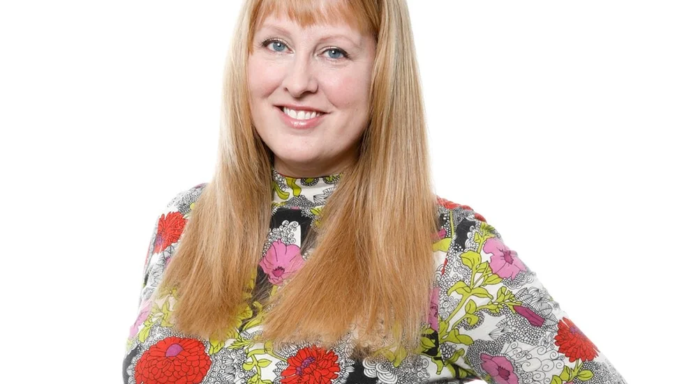 Reportern Emma Eriksson håller vårtalet på årets valborgsfirande i Julita.