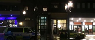 Buss körde in i busskur – en person skadad