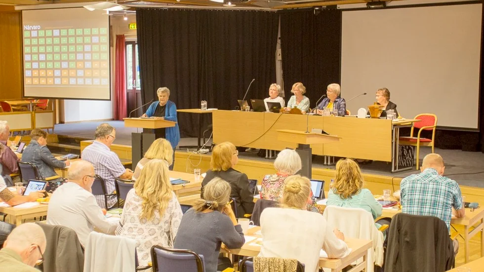 Under allmänhetens frågestund ifrågasatte Kerstin Gabrielsson maten på kommunens äldreboenden i allmänhet och på Strandgården i synnerhet. "Maten på Strandgården är undermålig" sade hon.