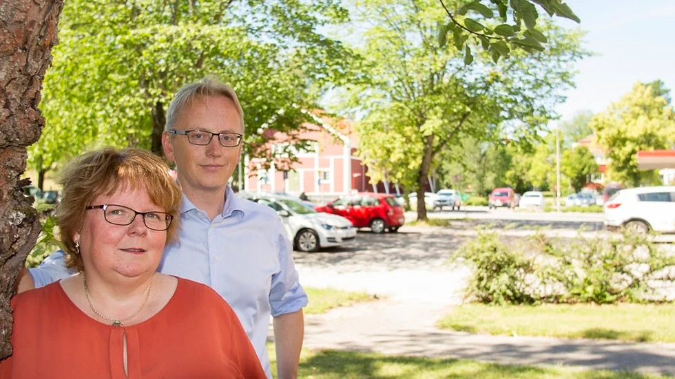 Ulrica Truedsson (S) och Fredrik Olovsson (S) framför parkeringsplatsen vid Igelkotten, där det nya trygghetsboendet ska ligga.