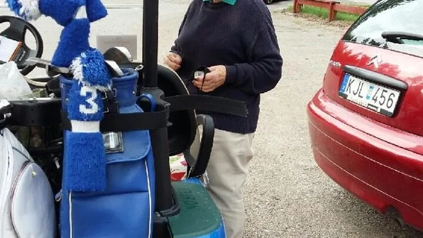 Gudrun Elofsson, redo för en 9-hålsrunda på Jättorp strax före sin 90-årsdag. Medspelare var Mariana Larsson. Foto: privat